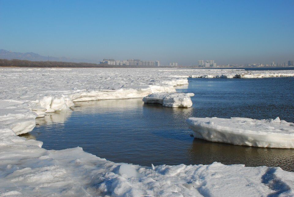 冰海风光<br />
今年渤海湾大面积结冰，大海的呈现了视觉大餐。请各位欣赏。