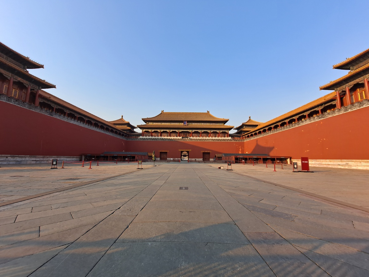 我站在故宫正中心线上拍下午门