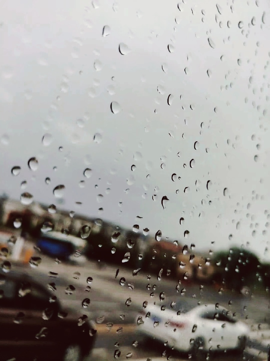 我不喜欢下雨天,但是我喜欢下雨的声音.