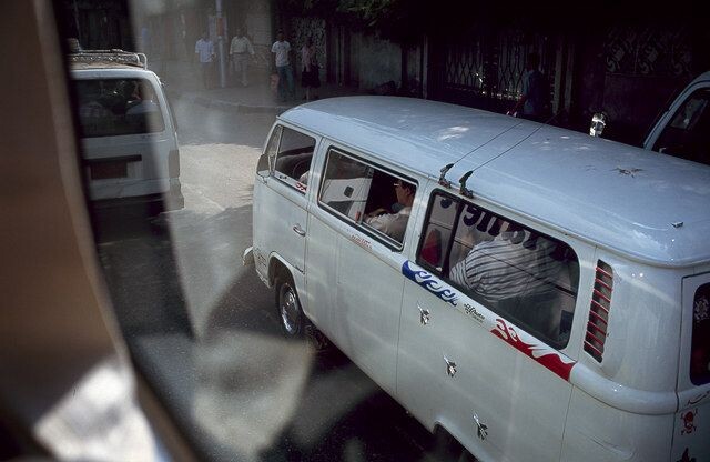 在埃及汽车没有报废年限，60年代的大众Microbus面包车之父，在这里依然是主力运输工具，这个每天产70万桶石油的国家为何如此潦倒？2011.10去孟菲斯的路上。leica summilux 3514a rvp100