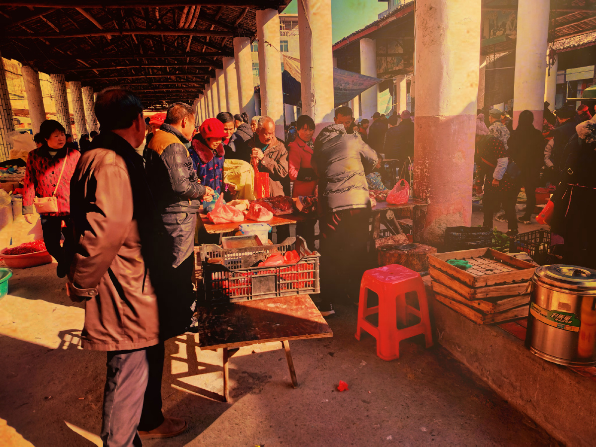 人间烟火农村菜市场卖猪肉