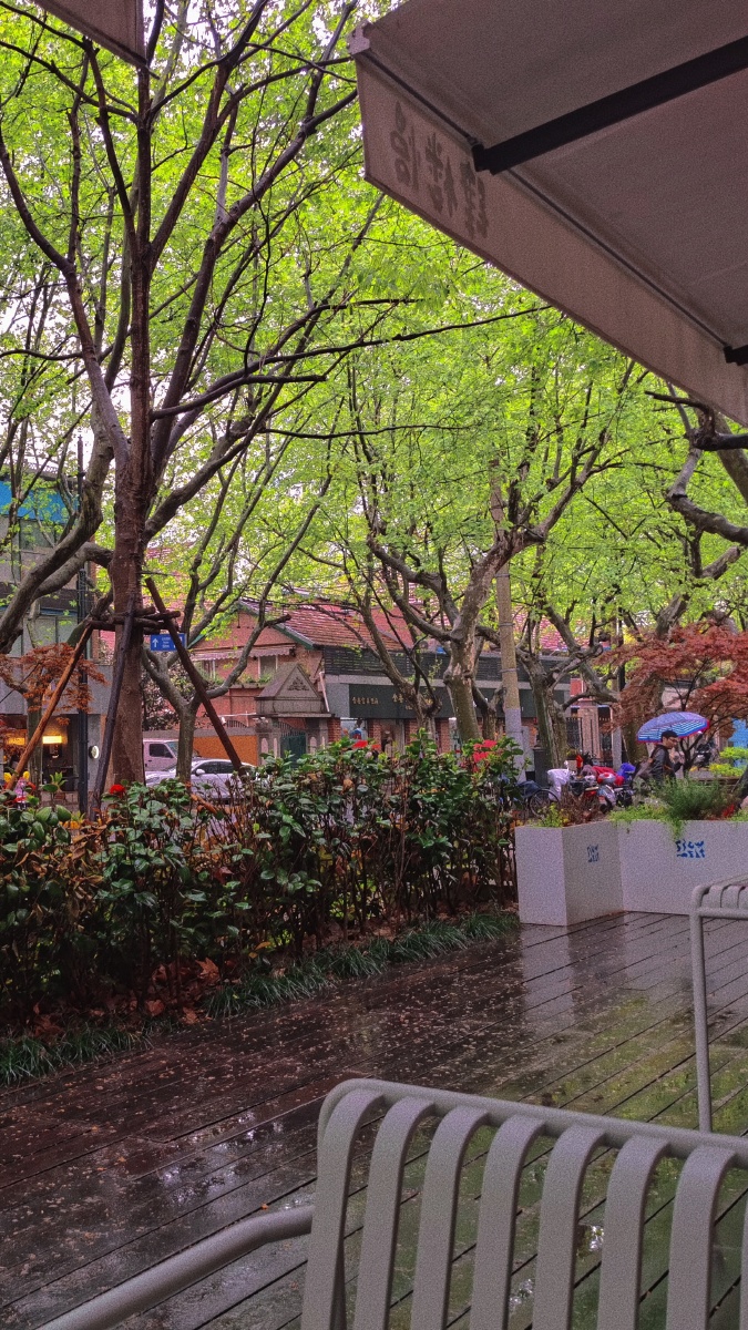 上海雨季街角一督