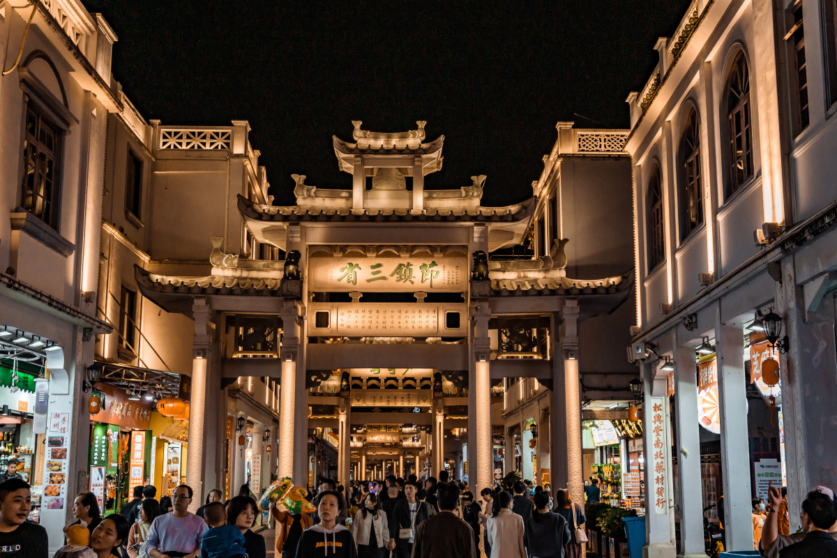 潮州春节过年的牌坊街人山人海