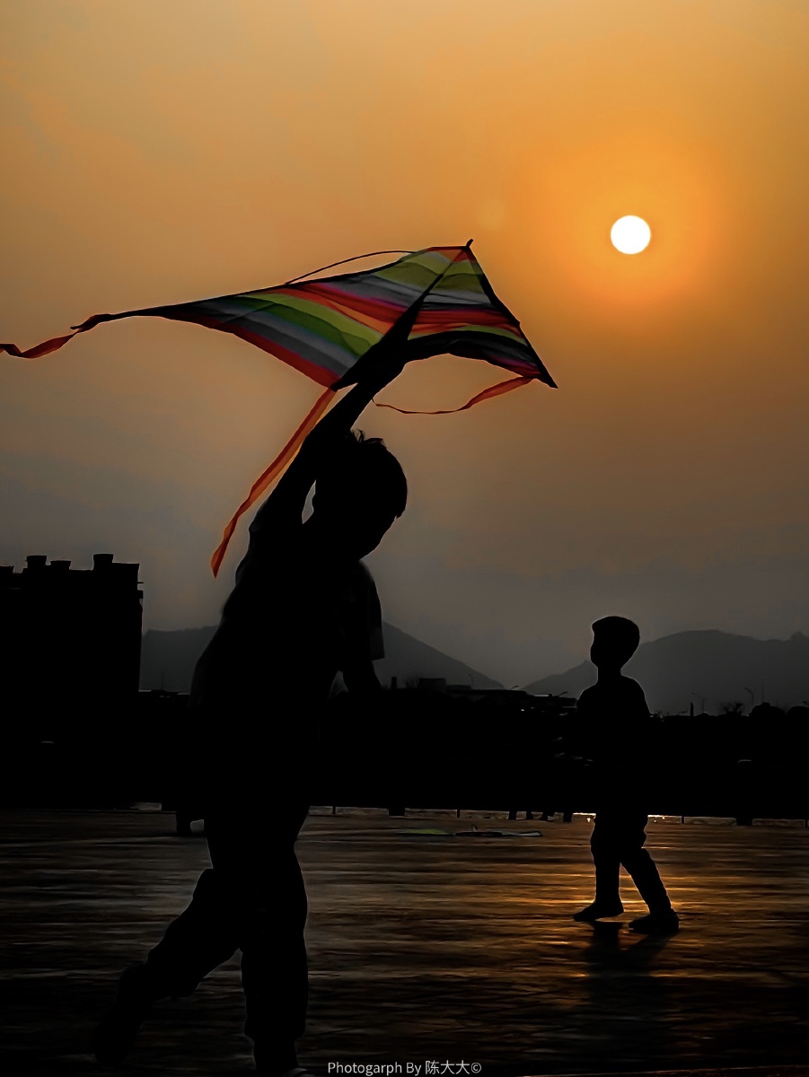 再美的夕阳也抵不过孩童放风筝时春的气息.