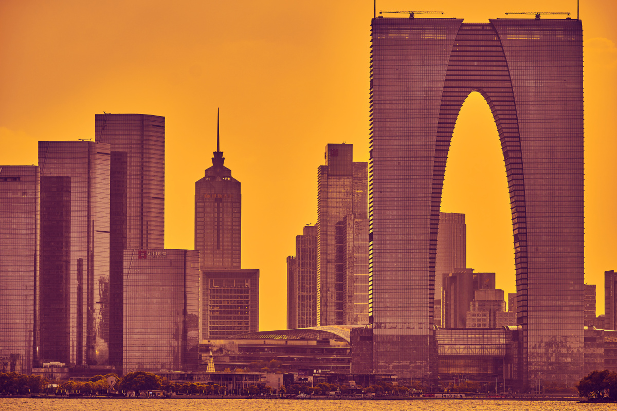 夕阳下苏州工业园区东方之门及其周边建筑景观