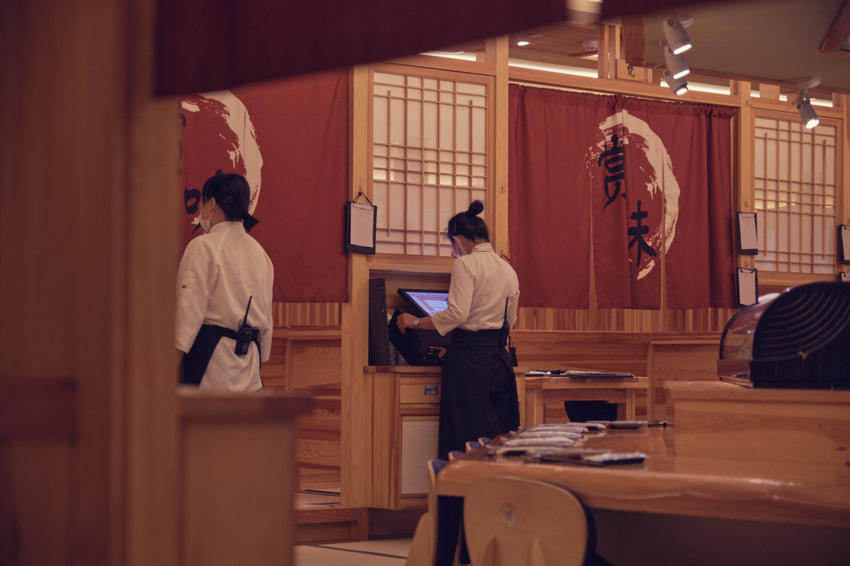 日料店里正在准备服务的服务员