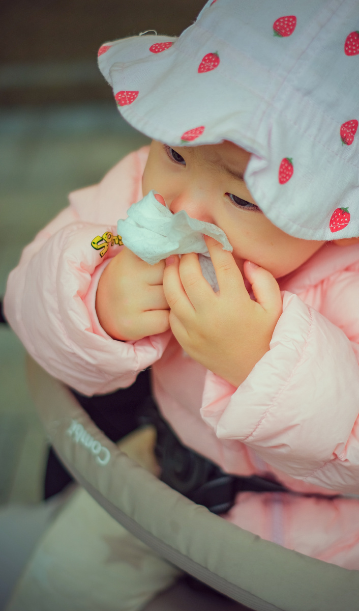 自己擦鼻涕的可爱的小姑娘