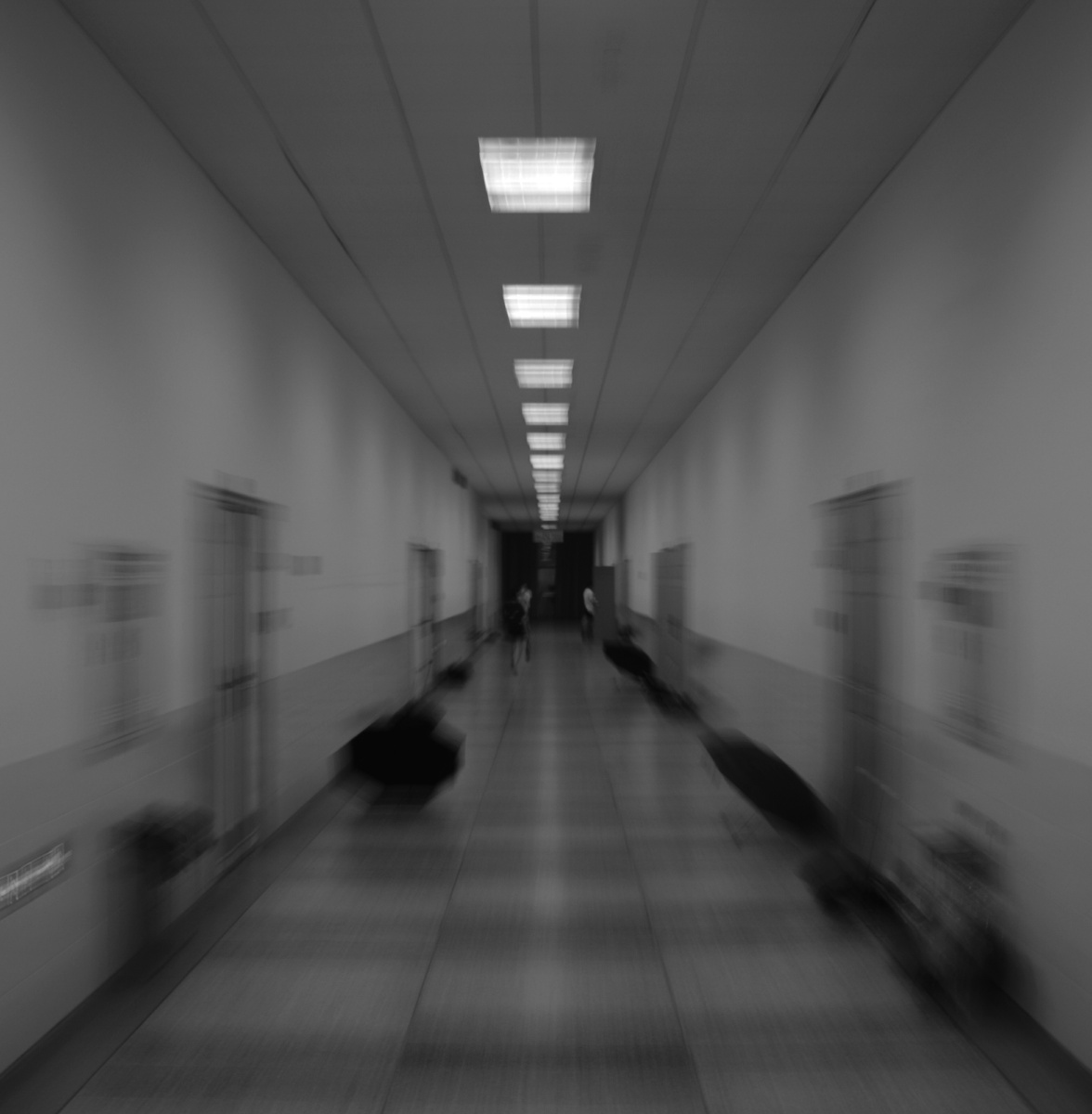 夜晚的教室,寂寥的走廊,复习周的紧张,用拉曝的方式表现,最具张力