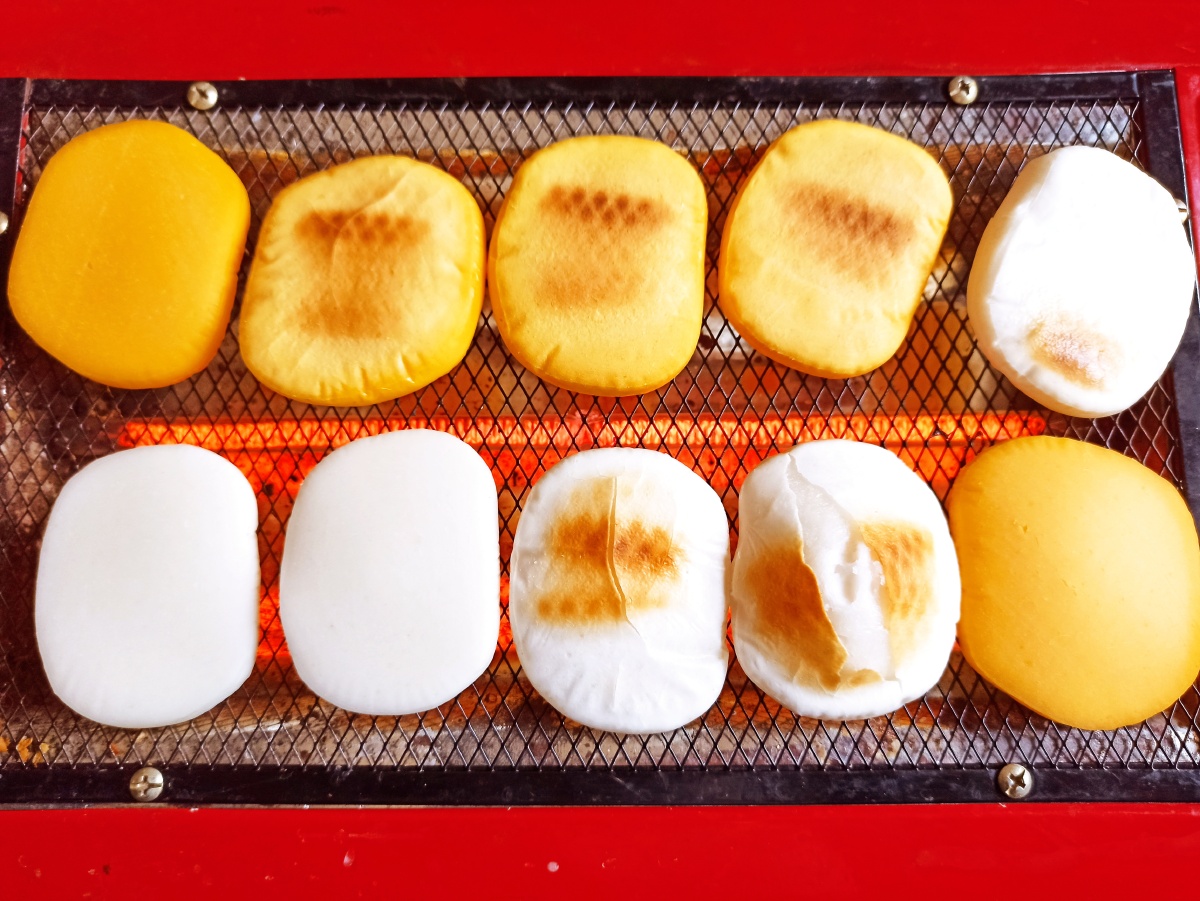 特色美食金黄的玉米烤饵块和乳白的玉米烤饵块正在变蓬松软糯