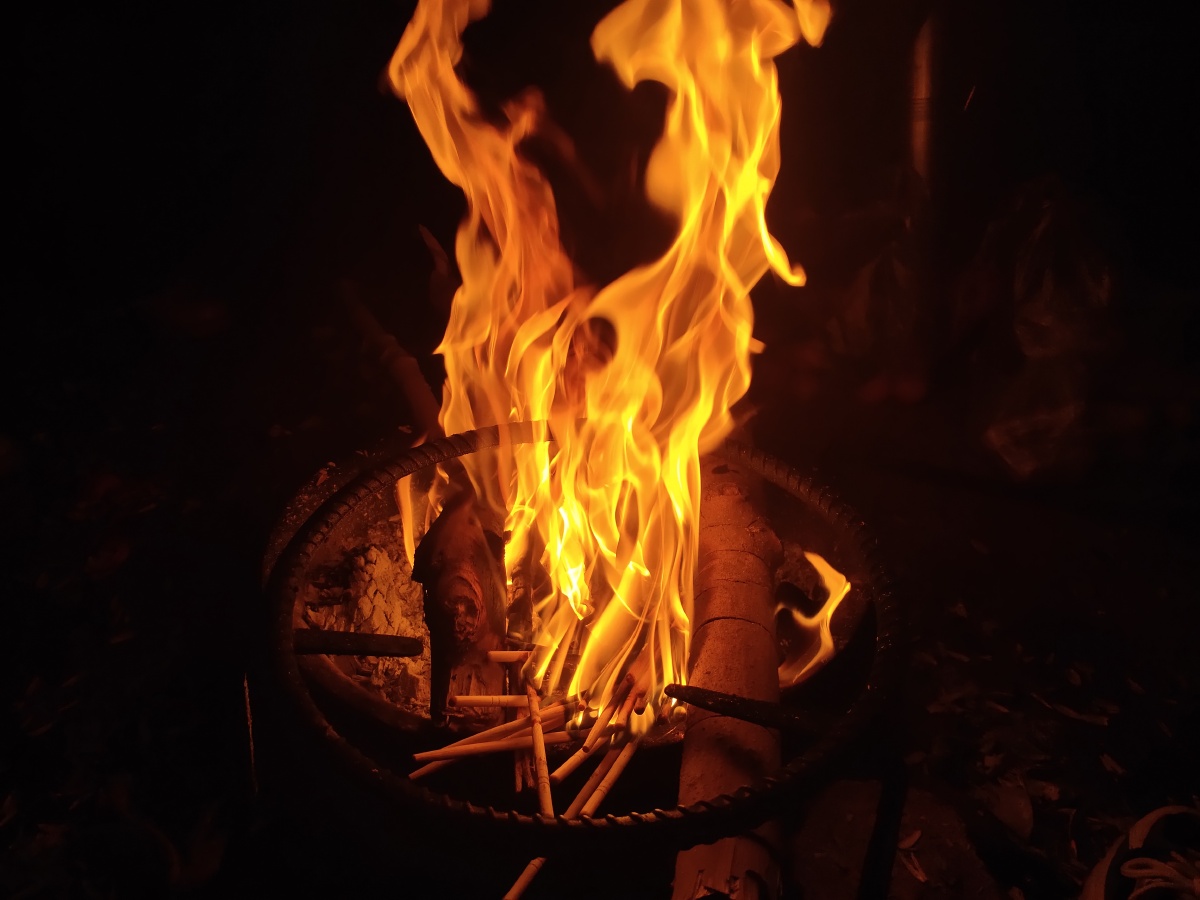 家乡,是少归却思念的远方团圆,是全家在火盆边烤火