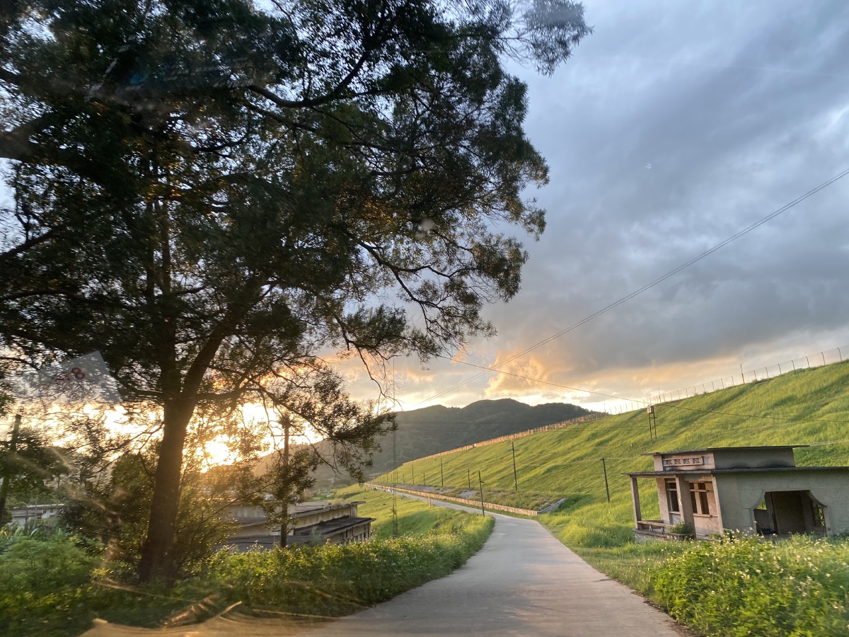 傍晚夕阳小乡村