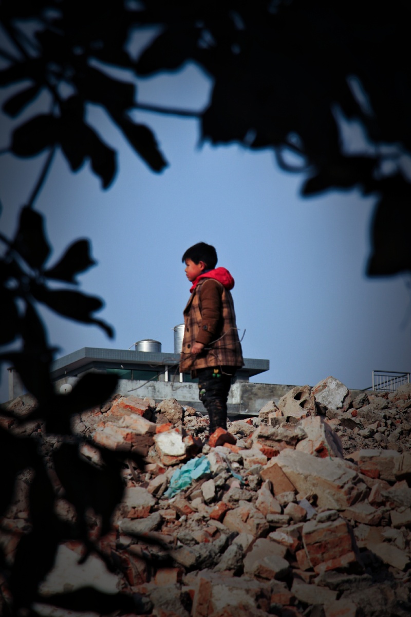 废墟之上的人们