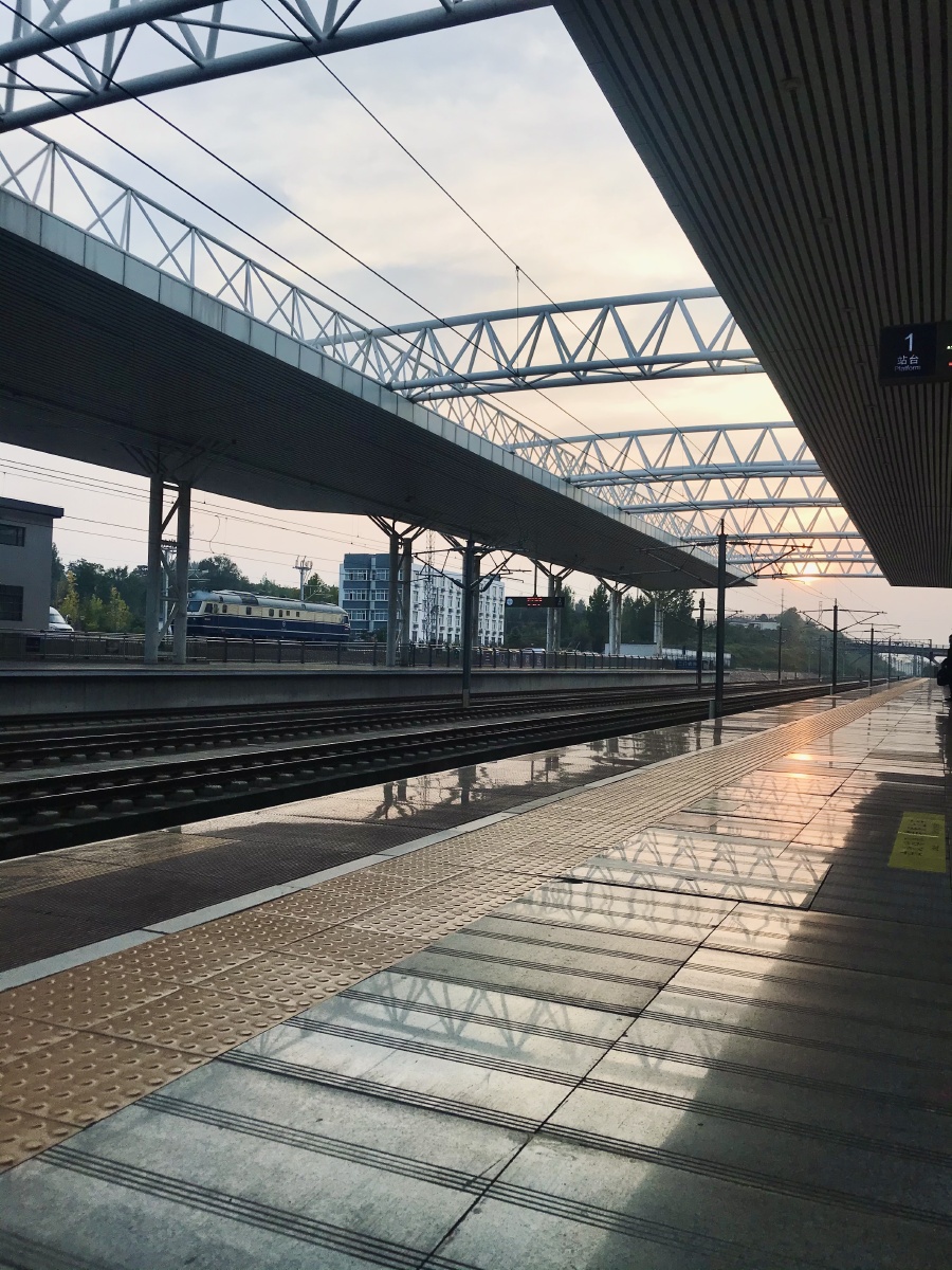 高铁站台上的夕阳