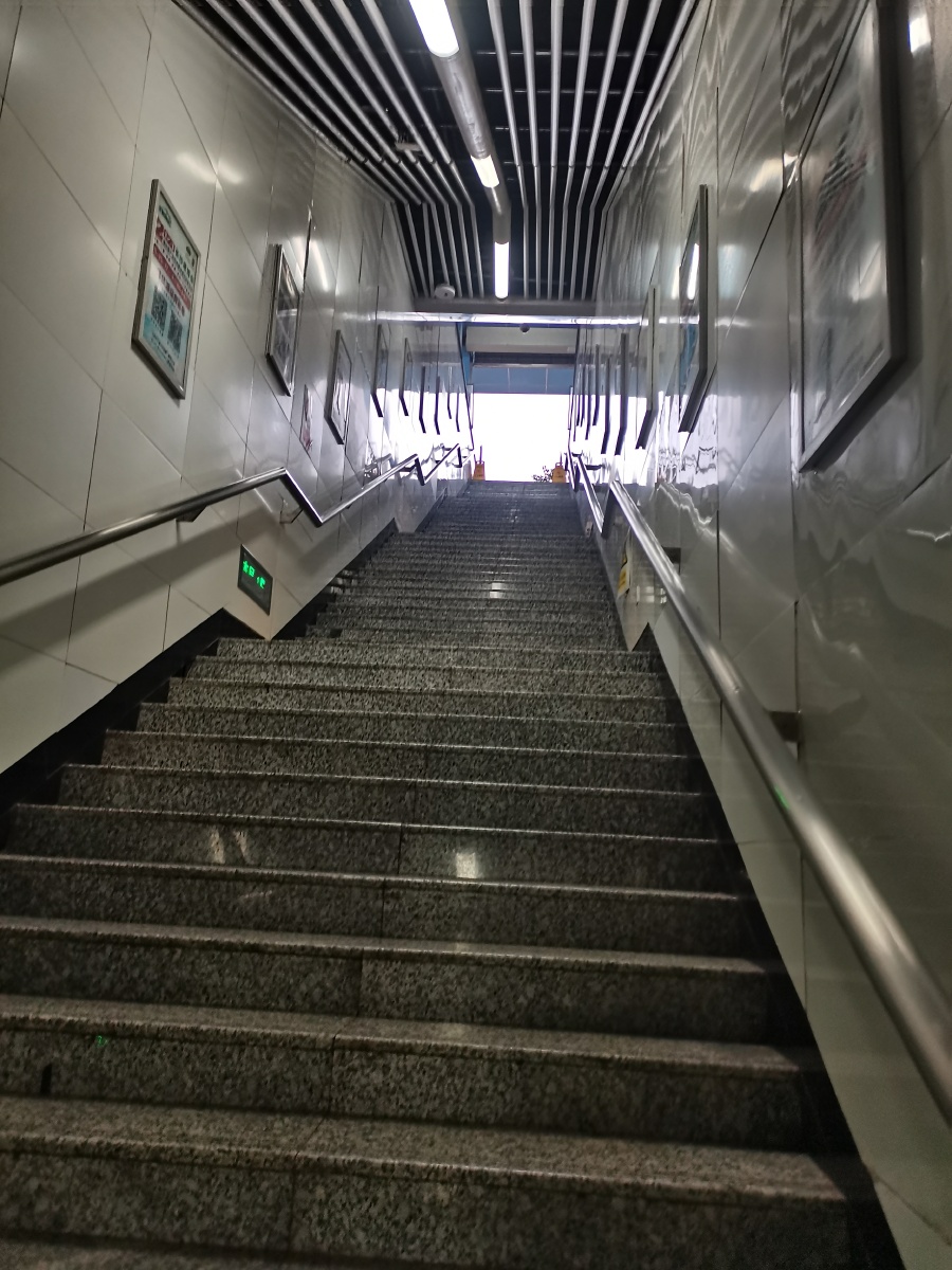 地铁出站的楼梯口