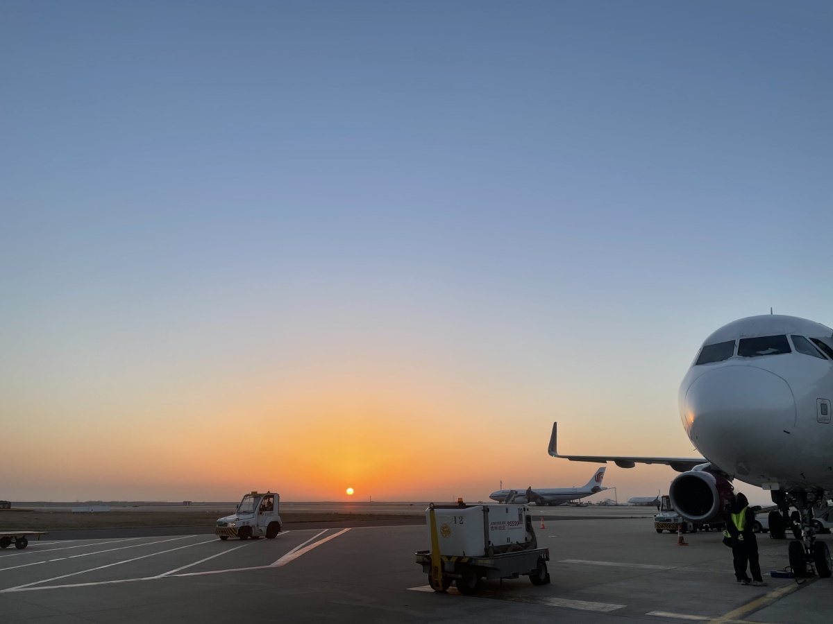 上海虹桥机场清晨的日出