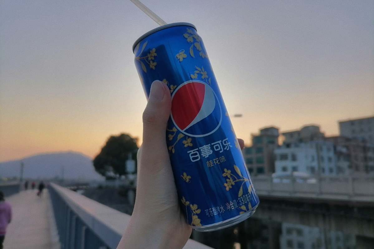 夕阳掉进桂花味的可乐好像更甜了