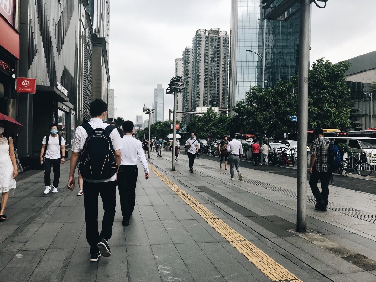 路上匆忙的脚步加油打工人01