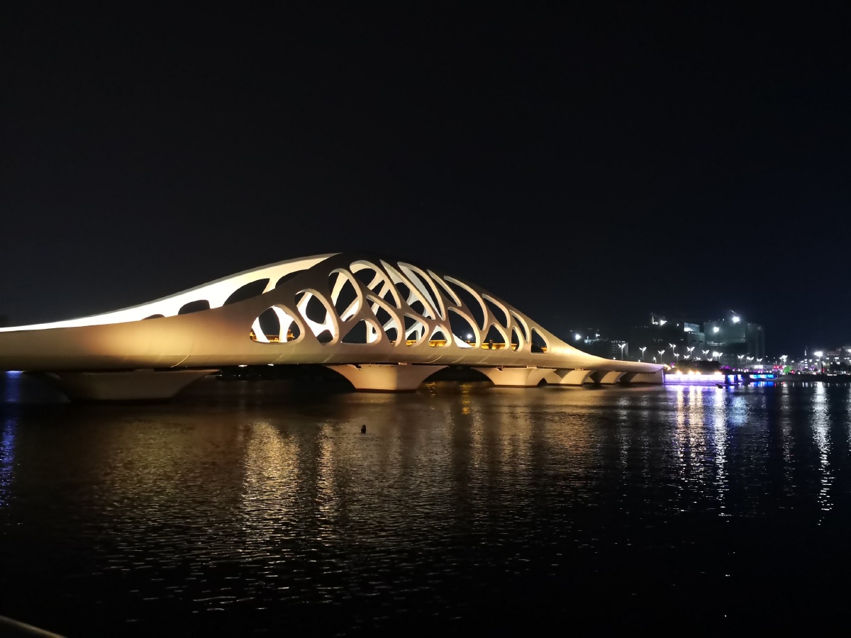 青岛市黄岛区星光岛上的贝壳桥网红桥在夜色下的灯光下变幻莫测它美丽