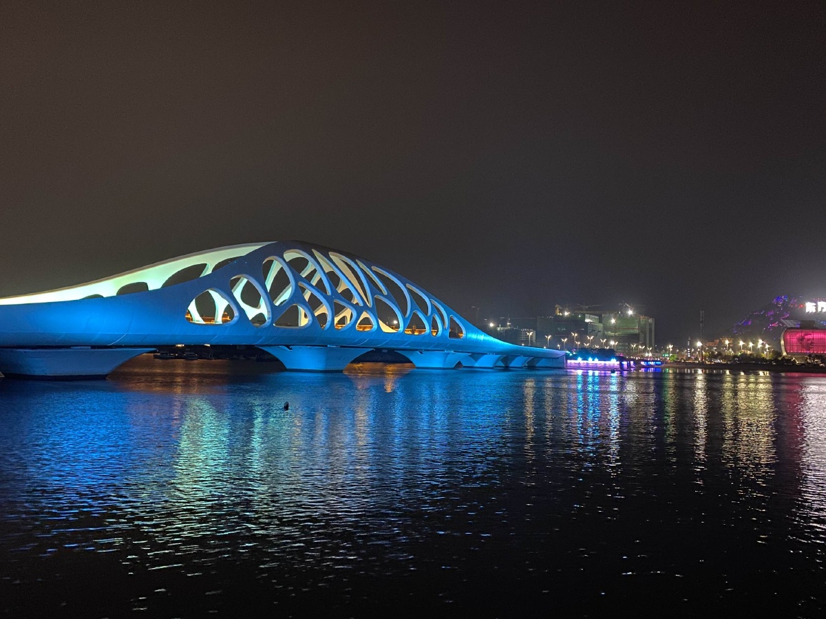 青岛市黄岛区星光岛上的贝壳桥网红桥在夜色下的灯光下变幻莫测它美丽