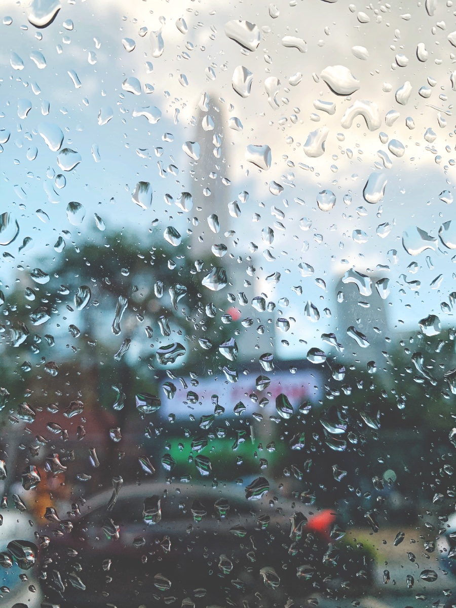春节前一天深圳终于下雨了城市雨中映像总是这么迷人