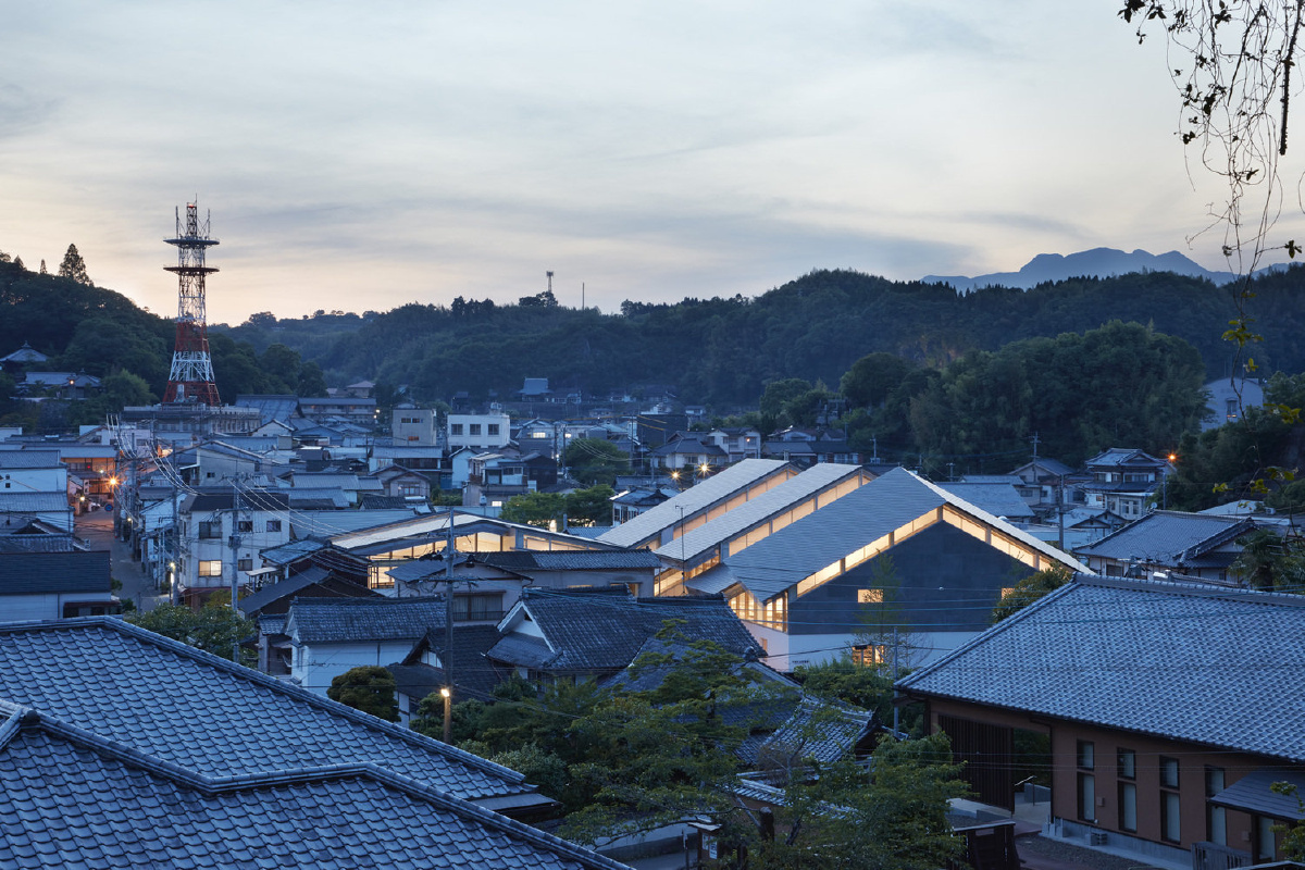 竹田市图书馆递进式屋顶丨盐冢隆生建筑事务所