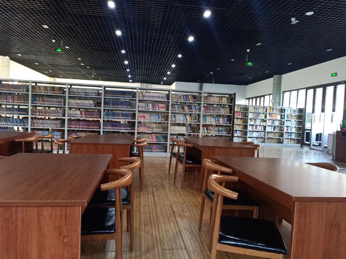 安静的图书馆能让人的心沉静下来