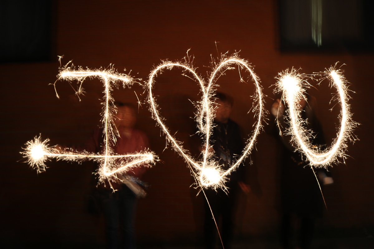 娱乐一下,烟花划过的痕迹也可以讲故事.