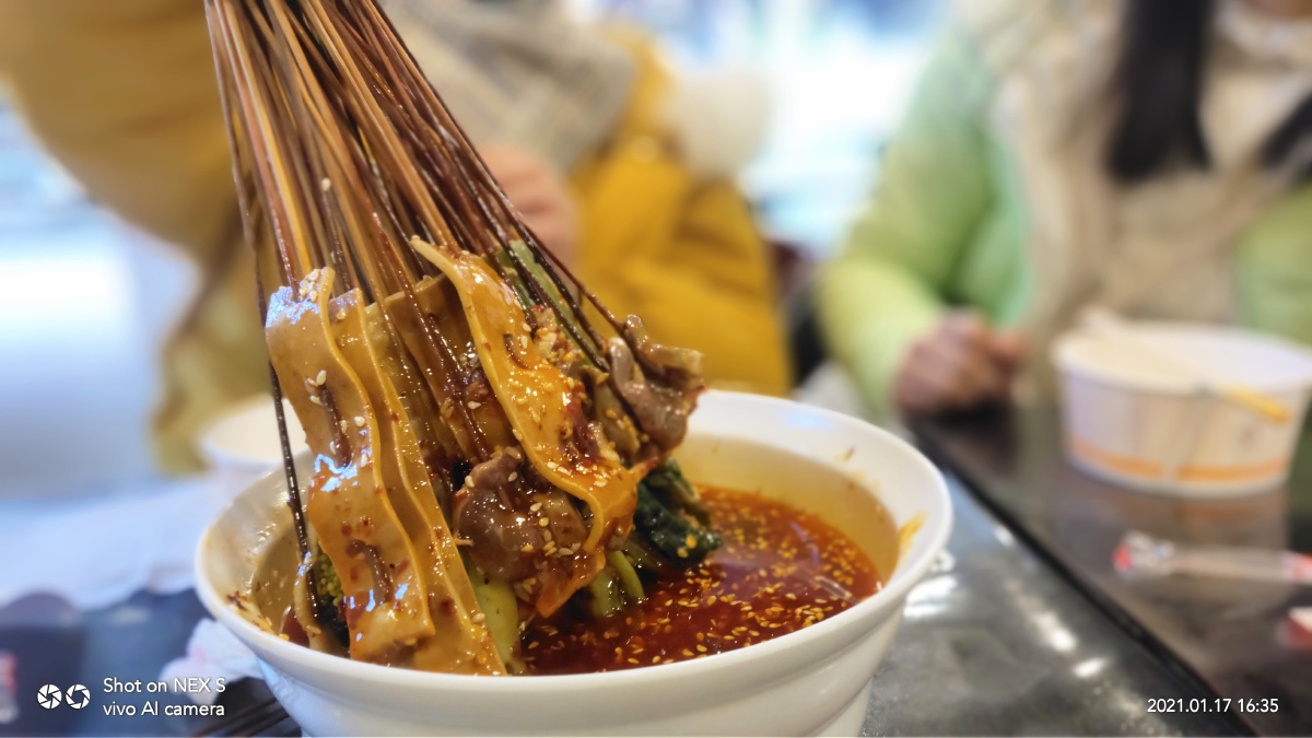 泡在了特制的蘸料里,轻轻的晃动过后色香味俱全的冷串串就可以入嘴