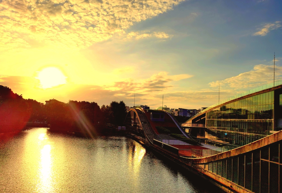 夏阳晚霞拍摄于上海夏阳湖