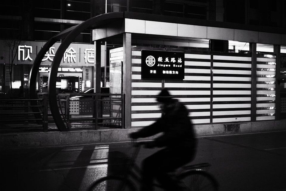 BRT车站<br />
晚归的人