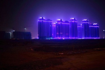霓虹灯下的土地