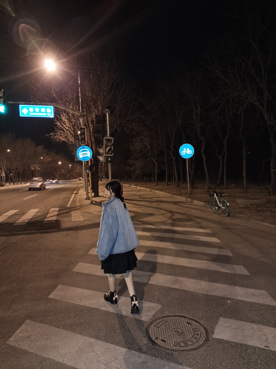 夜晚城市的居民都进入了梦乡只有一盏盏街灯睁亮着眼睛站在马路边和