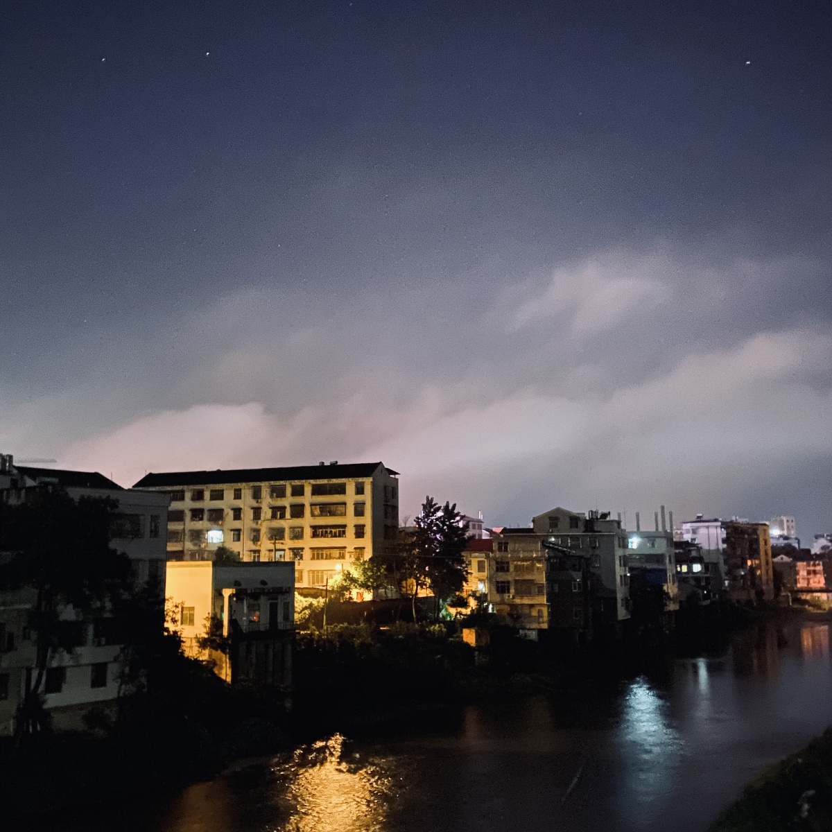 凌晨一点的天空也不赖.