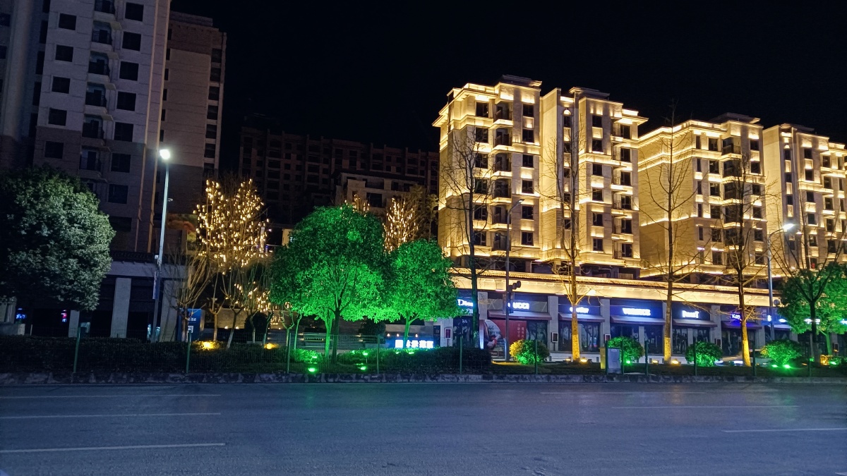 夜晚依然明亮的小县城
