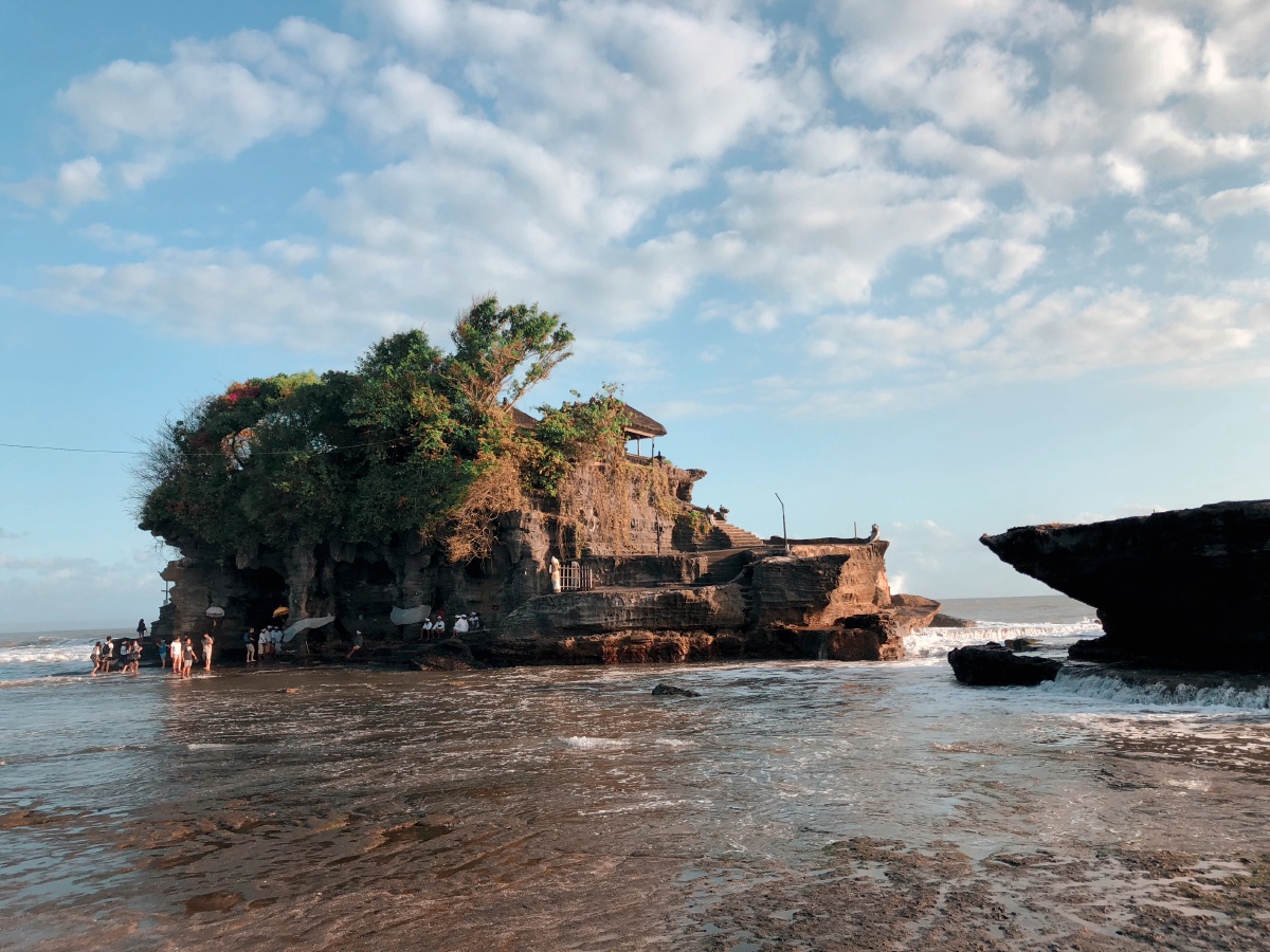 2018年的夏天在印度尼西亚的海边是阳光很好的傍晚因为涨潮已经没办法