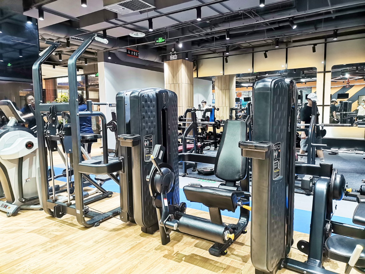 健身房内的力量区域练习臂力腿部肌肉的设施