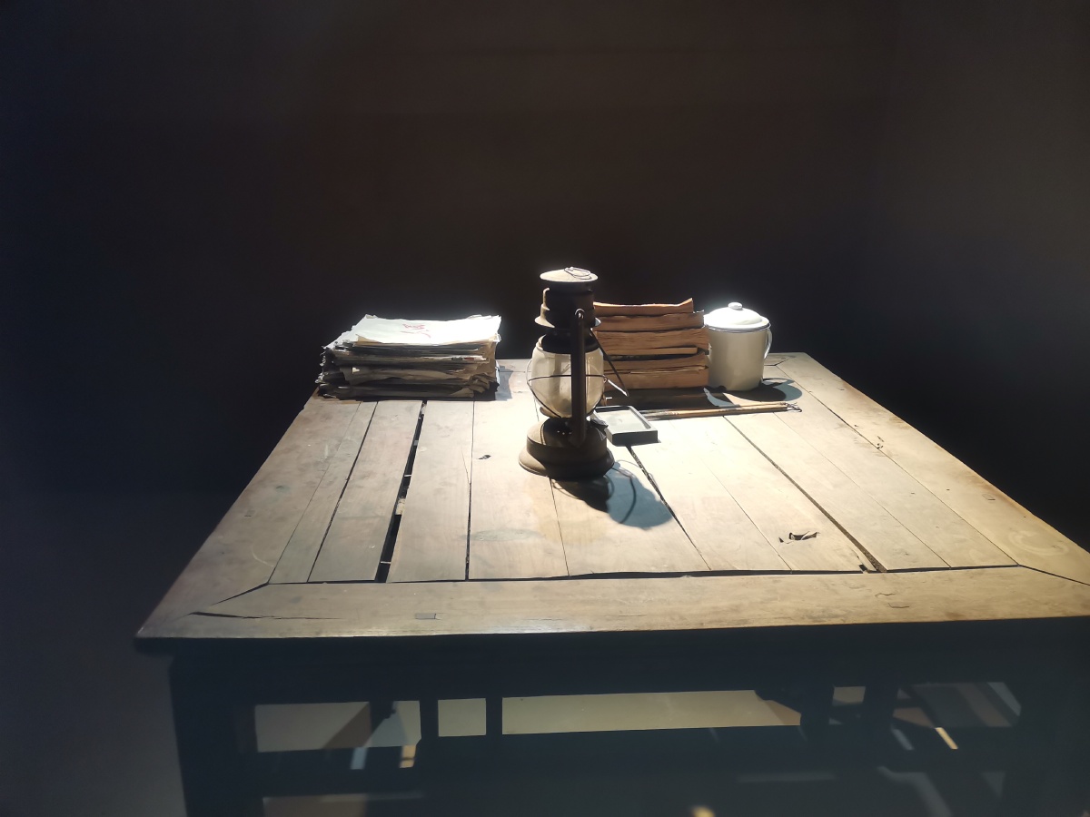 数十年前革命时期革命家办公时的书桌,古朴但是充满了革命热情