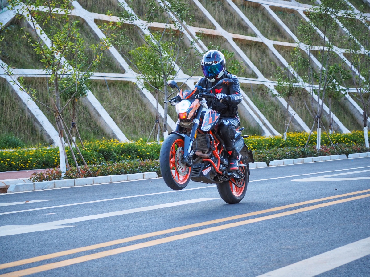 ktm390duke翘头压弯