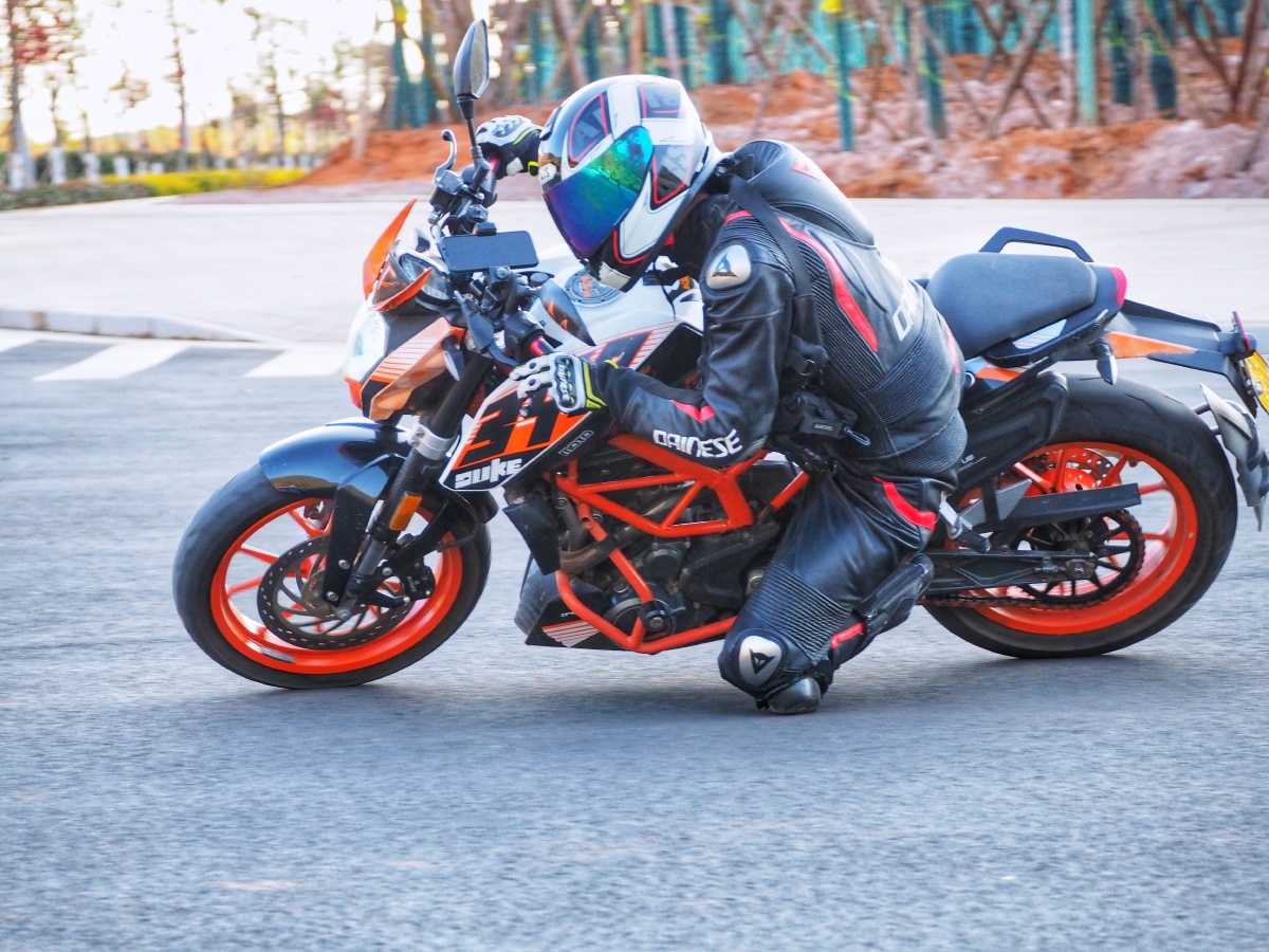 ktm390duke翘头压弯