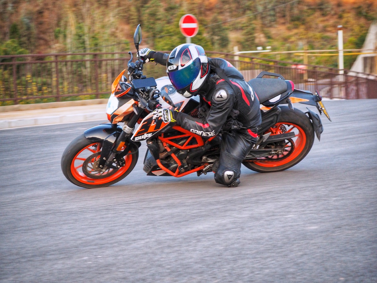 ktm390duke翘头压弯