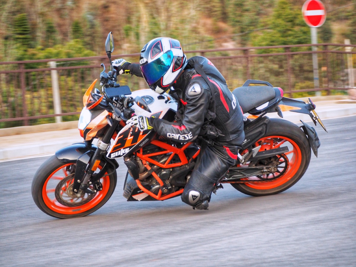 ktm390duke翘头压弯