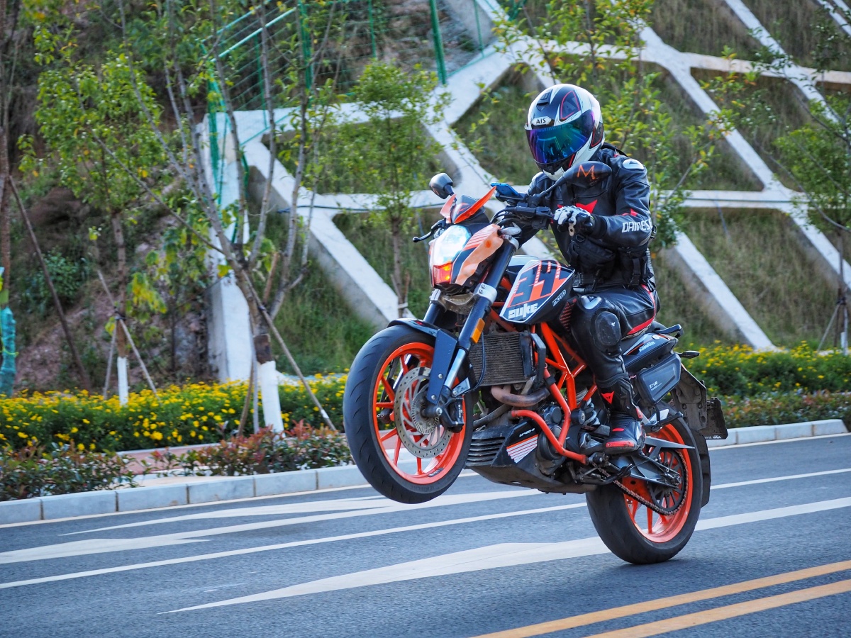 ktm390duke翘头压弯