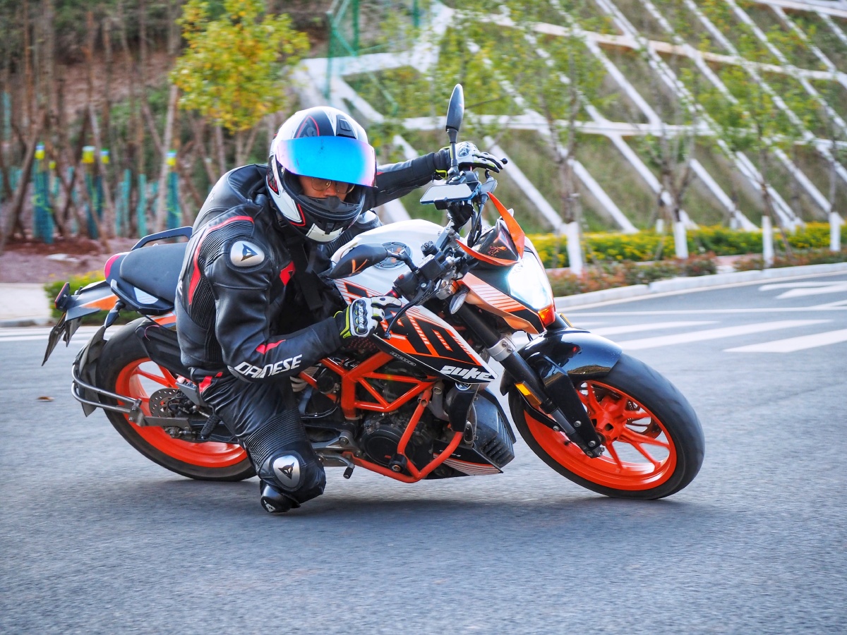 ktm390duke翘头压弯