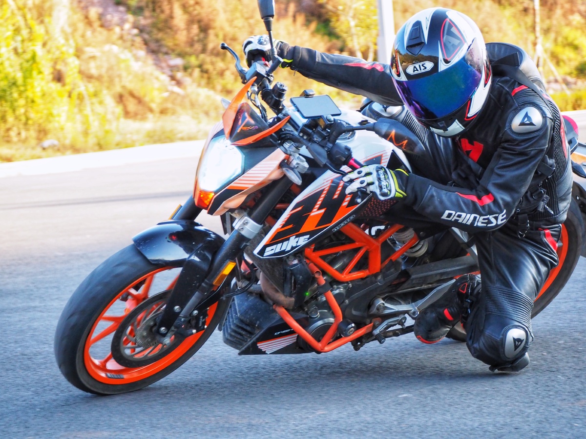 ktm390duke翘头压弯