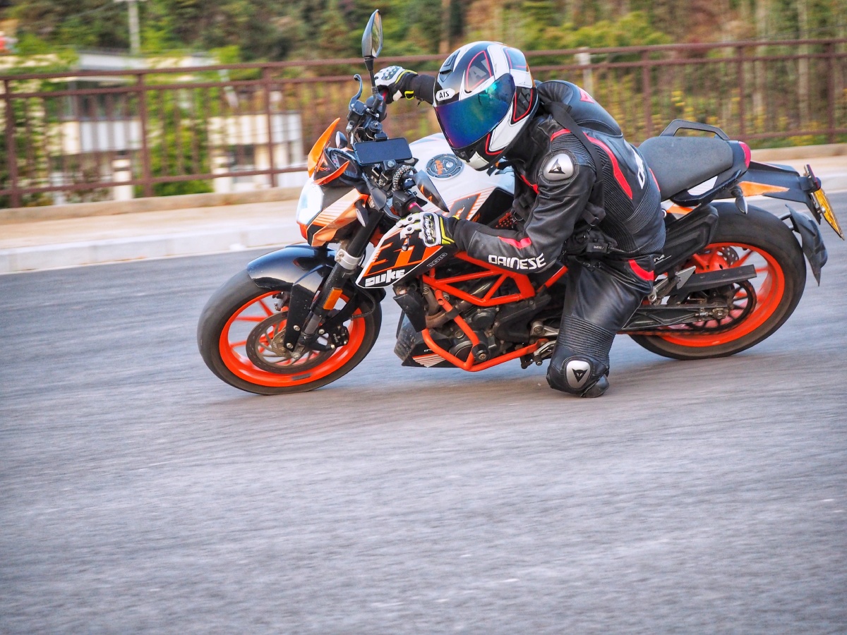 ktm390duke翘头压弯