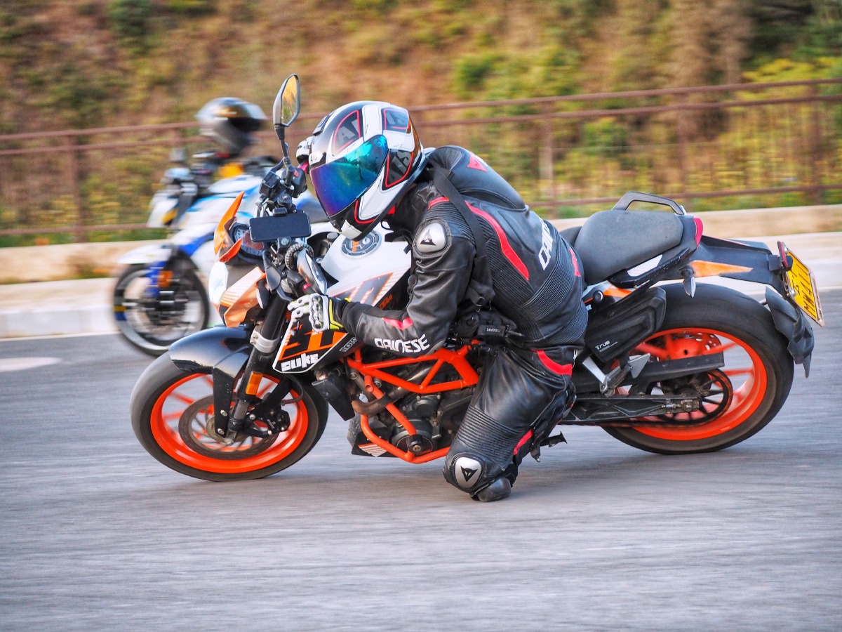 ktm390duke翘头压弯