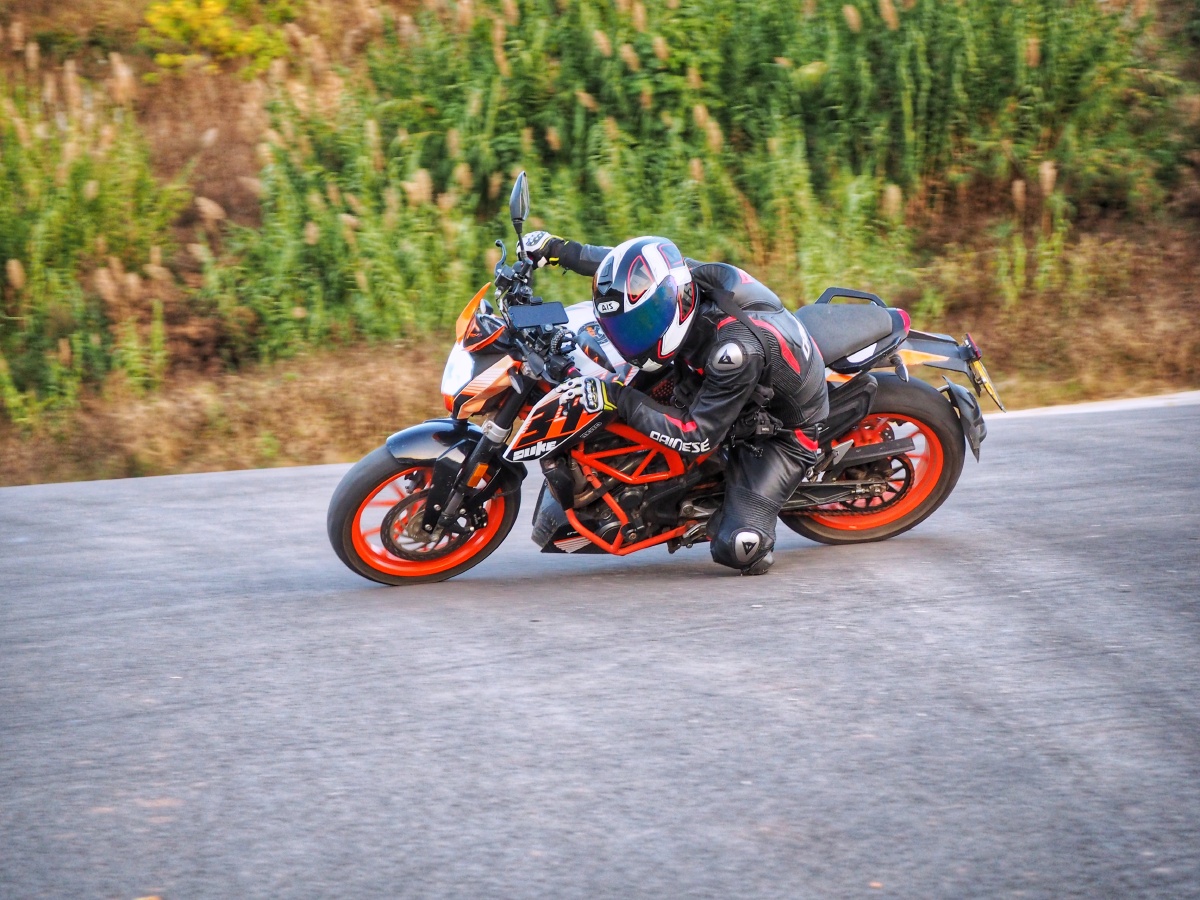 ktm390duke翘头压弯