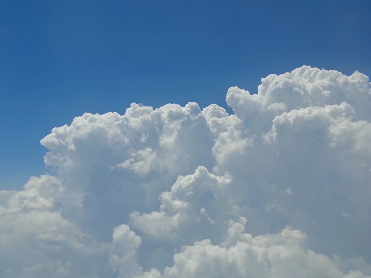 航拍白云真的好像棉花糖想rua