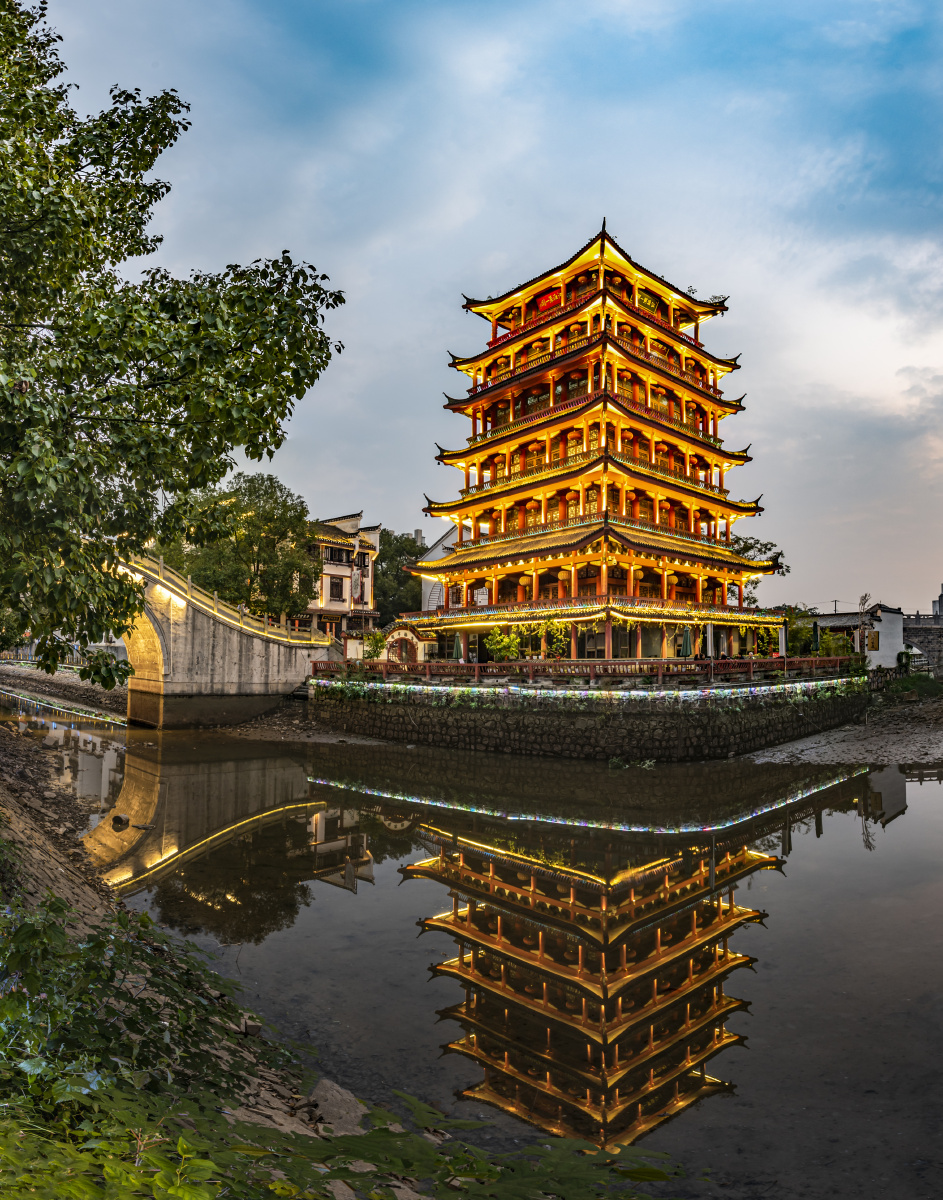 三河古镇有丰乐河,杭埠河,小南河在境内汇合,经新河向东流约15公里入