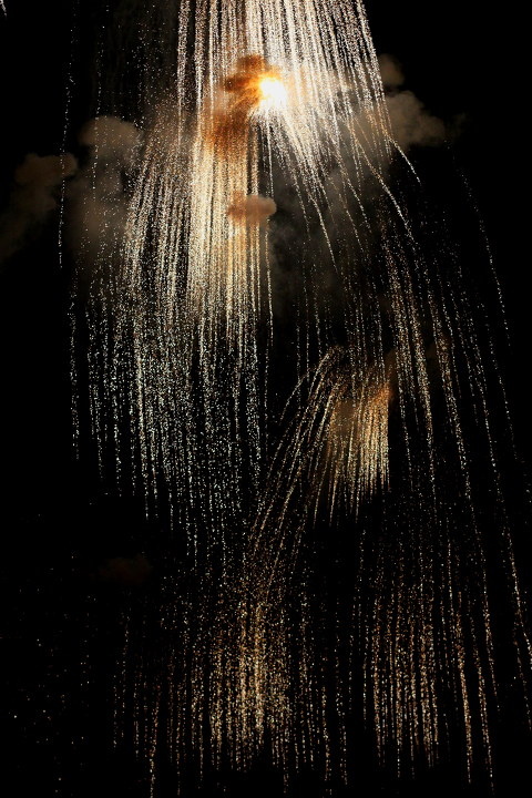烟火瀑布烟花二次创作手持曝光1秒.烟火跳跃